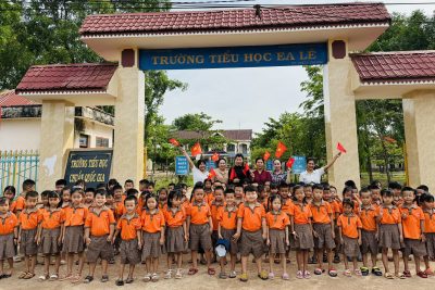 Các bạn học sinh lớp Lá tham quan Trường Tiểu học